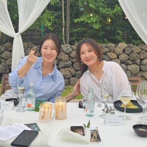 Kim Sung-ryung Instagram - #차오이태리 #정관스님 #파브리치오페라리 #춘천세계주류마켓 
에밀리아 가토 대사님, 알베르토 몬디 
.
정관스님 음식을 대하는 자세~
10년 발효시킨 된장이라니…
너무 영광이었습니다
페라리쉐프의 닭갈비도~👍