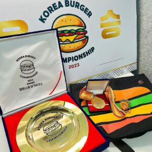 Kim Tae-woo Instagram - KOREA BURGER CHAMPIONSHIP 2023에서 멜팅소울이 우승했습니다! 준비하신 분들과 참여하신 분들 모두 고생 많으셨던 시간이었습니다. 현장에서 응원해주신 분들도 감사 인사드립니다! 늘 발전하는 멜팅소울이 될 수 있도록 관심과 응원해주세요!!!!

11월 미국 달라스에서 열릴 본선을 향해 멜팅소울이 또 달려갑니다! 멜팅소울 화이팅!