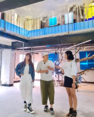 Kim Wan-sun Instagram - 뻑 전시에 다녀왔어요. 광규오빠랑 데이트도 하고 솔비씨와도 처음 인사하고~😘 
너무 멋진 공간에서 멋진 작가 분들과 함께 전시할 수 있어서 영광입니다. 감사합니다~🥰

전시: 뻑_온앤오프
기간: 7월3일-9월22일
장소: 프로세스 이태원

’뻑‘ 나고 있는 온오프라인 세상, 
‘뻑’ 가는 멋진 세상으로의 변화.

#뻑 #뻑전시 #뻑온앤오프 #그린피스
