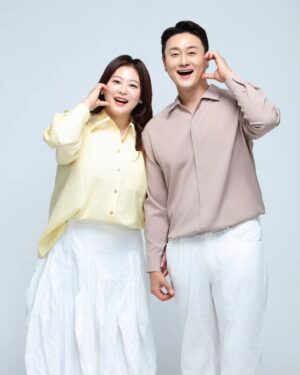 Kim Won-hyo Instagram - ❣️저희 효심부부가 알려드려효❣️

#나비새김 캠페인에 동참해주세요

🦋노인학대 신고의무자직군과 함께하는🦋
나비새김 릴레이 #인증샷 이벤트

6월 15일!
범국민적으로 노인학대에 대한 인식을 높이고
관심을 유도하기 위해
노인복지법에 따라 제정한 법정기념일인
노인학대 예방의 날을 맞이하여

의사, 간호사, 사회복지시설 종사자 등
전국의 신고의무자와 함께하는
나비새김 릴레이 #인증샷 이벤트를 진행합니다 😊

노인학대 예방을 위한 나비새김 캠페인에 동참하고
기관 회식도 쏘세요!🍩🍕🍗

노인인권보호 다짐, 나비새김 캠페인으로 하면
노인학대 예방도 두배! 👍
동료들과의 즐거운 시간도 두배!👍

🍀이벤트 참여방법
📍나비모션 사진촬영
📍필수 해시태그와 소속기관명을 함께 업로드
💥[필수] #보건복지부 #중앙노인보호전문기관 #나비새김
#송가인 #소속기관명
📍 @navisekim_official 이벤트 공지에 참여완료 댓글 남기기

📌이벤트 기간 : 6/15(토) ~ 8/14(수)
📌당첨발표 : 8/20(화)
📌이벤트경품

#보건복지부 #중앙노인보호전문기관 #나비새김 #송가인 #독거노인종합지원센터