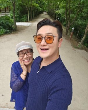 Kim Won-hyo Instagram - 우리의 사랑도 부러나~~~^^
경주 데이트 넘 좋았네~
매번 갔던 곳 말고 새로운 곳을 추천받아 고고!
#천년숲정원🌲 
넘 이쁜 곳들이 많은데, 서로의 관절 보호차원에서 
제일 인기 많은 곳에서만 찰칵!
날씨까지 너무 좋았던 경주.
곧 또 갑니다.
#경주탑빵 먹으로 ^^