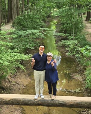 Kim Won-hyo Instagram - 우리의 사랑도 부러나~~~^^
경주 데이트 넘 좋았네~
매번 갔던 곳 말고 새로운 곳을 추천받아 고고!
#천년숲정원🌲 
넘 이쁜 곳들이 많은데, 서로의 관절 보호차원에서 
제일 인기 많은 곳에서만 찰칵!
날씨까지 너무 좋았던 경주.
곧 또 갑니다.
#경주탑빵 먹으로 ^^