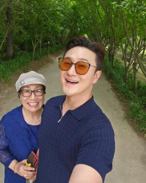 Kim Won-hyo Instagram - 우리의 사랑도 부러나~~~^^
경주 데이트 넘 좋았네~
매번 갔던 곳 말고 새로운 곳을 추천받아 고고!
#천년숲정원🌲 
넘 이쁜 곳들이 많은데, 서로의 관절 보호차원에서 
제일 인기 많은 곳에서만 찰칵!
날씨까지 너무 좋았던 경주.
곧 또 갑니다.
#경주탑빵 먹으로 ^^