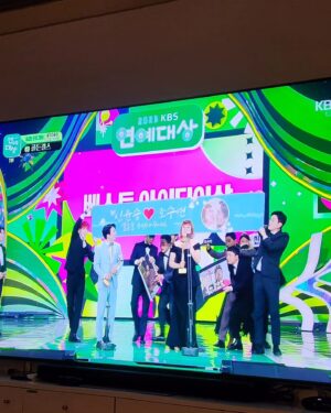 Kim Won-hyo Instagram - #신윤승 #조수연 그리고 #개그콘서트 동료들 축하해~~
내가 저 위에서 상받고 있을 때 선배들의 마음이 이런거였을까?
정말 대견하고, 사랑스럽고, 자랑스럽다.
코미디라는 장르를 하기 더 어려워진 이 시기에도...
가짜뉴스와 비판이 넘치는 이 시기에도...
웃음의 씨앗을 뿌리고 꽃피게 만들어주는 당신들이 있기에 
사람들은 희망이라는 걸 마음에 품을 수 있게 된 것이 아닐까?
늘 창작이라는 고통속에 웃음이라는 희열을 받고 사는 사람들..! 
나는 살면서 단 한번도 "이번에 나라 경기가 좋아서~~"라는 말을 
단 한번도 들은 적이 없다.
심지어 미국공연 갔을 때에도 경기가 안 좋고,
호주갔을 때에도, 중국도, 일본도, 그 어디가더라도
이번에 경기가 좋아서~~~라는 말을 듣고 산 적이 없다.
그래도 지금까지 잘 살아왔지 않은가...
코미디도 웃기기 쉬웠던 적? 없지~~~쉬우면 아무나 다하지~
아무나 못하는 코미디!
 KBS33기들의 힘을 보태어 개그콘서트가 계속 이어 나가봅시다!
화이팅!!!!!