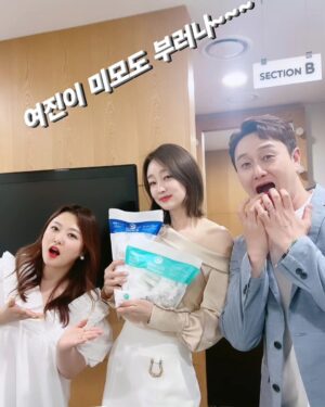 Kim Won-hyo Instagram - 오랜만에 봐도 넘 이뻤던 여진이~~^^
야!!!오빠랑 사진 찍을땐 키 좀 낮춰라~~ㅋ
매너다리 몰라?ㅋ

#부러나 #미모가부러나 #키가부러나