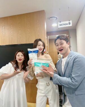 Kim Won-hyo Instagram - 오랜만에 봐도 넘 이뻤던 여진이~~^^
야!!!오빠랑 사진 찍을땐 키 좀 낮춰라~~ㅋ
매너다리 몰라?ㅋ

#부러나 #미모가부러나 #키가부러나