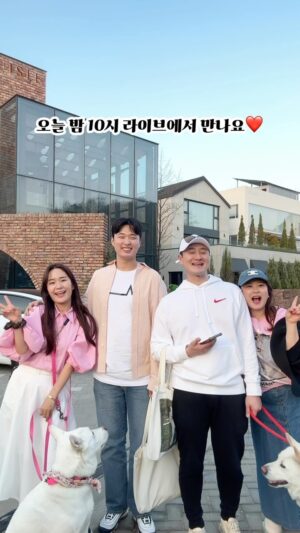 Kim Won-hyo Instagram - 깜짝소식🌟오늘 밤 10시❤️ 진화언니네서 라이브 해요‼️🔔
⠀
언니와 함께하는 첫 인스타 라이브!!!😆 원효오빠가 만든 개부러나에 대해 상세설명도 해드리고, 이런저런 이야기 나누어보아요!!!!! 질문 모두 받습니다!!!🥰🫶🏻
⠀
제가 인스타 라이브 등장은 거의 처음인 것 같은데..🌟 오늘 풍형도 있습니다!!!!! (오늘은 공장 대신 진화언니네로…ㅋㅋㅋㅋㅋㅋㅋ)
⠀
그럼 이따 인스타 라이브에서 심효부부& 풍형풍누 와 첫 소통 함께 해보아요…👉🏻👈🏻✨!!!!!
⠀
✅10시 예정😆 (살짝 딜레이 될 경우 스토리로 공지 드릴게요!)
✅ 개부러나 소개 겸 이런저런 소통🩵
⠀
🕙 3시간 뒤 만나요!👋🏻
⠀
#개부러나
#풍덩마켓
#심효부부
#진똑개풍이
⠀
⠀
⠀
⠀
⠀
⠀
⠀