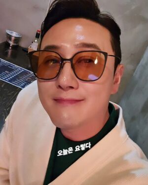 Kim Won-hyo Instagram - 친구가 세계적인 안경을 만들어 배가 아플 지경ㅡ.,ㅡ
우리 부러나도 잘 되어야 하지만...
최고의 신기술로 만든 #슬릭스틸 #썬글라스 가 더 잘될꺼같은...^^
지금 안 사셔도 되니 
썬글라스 살 까 고민하셨던 분들은 
이제 안경점에 혹시 슬릭스틸 있나요?
물어보시고 한 번이라도 착용해보세요.
아마 쓰는 순간 집에 있는 건 안쓰시게 될겁니다.ㅋㅋㅋ
내가 그러고 있거든요.
집에 있는거 나눔 해야할 듯 ㅠㅠ