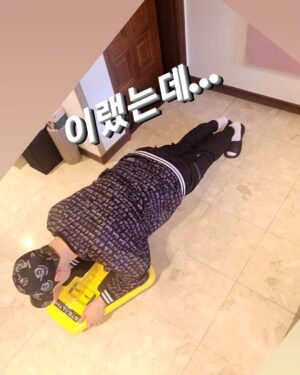 Kim Won-hyo Instagram - 명절 먹은거 보고 충격!!!
역대급 몸무게를 찍고 #오늘부터다이어트 돌입
혜선이가 준 스텔스플랭크로 마무의리하고 나가려는데
이거~이거~이거이거이거~~ 
잼나지만 힘듦!!!
나이 들수록 살이 안빠진다는 생각말고
#매운완 해야겠다!
@stealthfitness_k 
#스텔스플랭크 #스텔스 #전신운동 #코어운동 #플랭크챌린지