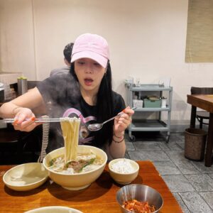 Kim Ye-won Instagram - 제일 행복한 순간....♥ 후루룩🍜 
맛저하세요 !!!!!!!!!!!