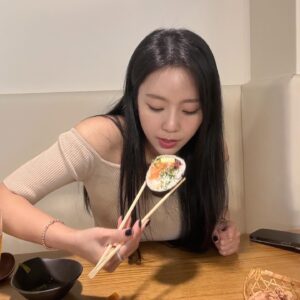 Kim Ye-won Instagram - 저녁은 다들 드셨습니까
저메추 좀 부탁드립니다 🙇🏻‍♀️
비 피해가 꽤 생기는데 다들 조심하시고요!

저도 아직 정전 복구가 안됐지 뭐예요🤪
일상의 소중함......... ♥
당연한것이 아니었어 하하하핳