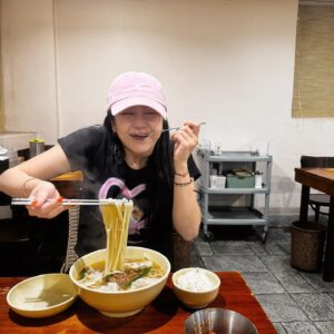 Kim Ye-won Instagram - 제일 행복한 순간....♥ 후루룩🍜 
맛저하세요 !!!!!!!!!!!