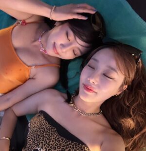 Kim Ye-won Instagram - @hyominsour_official X @daze_dayz

어제 이 시간 이 때쯤을 추억하며 효민사와 하나 더 해야지🫧🧡
진짜 진--------짜 즐거웠단 말이지❣️
즐거운 시간을 만들어준 두분을 위하여
@hyominnn @haengy 
🍀