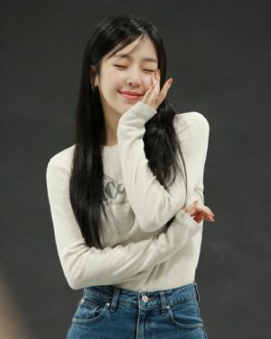 Kim Ye-won Instagram - 🖤