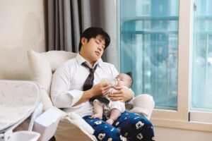 Kim Young-hee Instagram - 🤵🏻❤️👰🏻‍♀️❤️👶🏻
2주년 결혼기념을 그냥 넘길수 없기에
1주년은 둘
2주년은 셋 ㅎ
해서 태어나고 찍고싶었던 컨셉으로 후다닥 찍어봤어요
.
기념사진을 멋드러지게 찍으러 외출 준비를 하는 과정
해서 놀아주고 
분유통 씻고
빨래개고 
분유주고
화장하고 나가려는데
결국 해서 잠들어서 셀카로 마무리하는 2주년을 찍어봤습니다
.
@ez_snap
