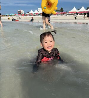Kim Young-hee Instagram - 제주도 첫날~
바다에서 물놀이는 첨이었던 해서
미안 엄마가 물놀이를 좋아하지 않아서...
모래는 더더욱...
해서가 이렇게 좋아한다!!!!!!!!너무 좋아한다!!!!!!!
그럼 된거지!!!해서가 좋아하니까 그럼 된거야!!
담엔 아빠랑 같이 오자~~~!!!
애진이네 덕분에 가능했던 바다 물놀이!!
언니들 흙팔때 흙다시 넣는 해서 .....
이모가 대신 미안해🙏🏻
