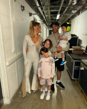 Kimberley Walsh Instagram - A little bit of tour life recently… Leeds you were amazing 🤩 . I never got to play so close to home first time round but this was everything 🙌🏼. Having so many family and friends in the room and Justin and my boys with me was so so special 💫