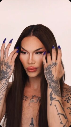Kimora Blac Instagram - The best part about using my hair for a show is I get ready really really fast so here's a quick straight hair and shine GRWM

Hair color by @hairbymaribel @sabinosalon 
K tips by @hairbymaribel @bellamihair @bellamihairpro 
Straightener by @ghd_northamerica @ghdhair 
Hair shine flash by @redkenpro @redken