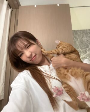 Kira Chan Instagram - 這一個星期的親子照🐱🐶
貓貓們今年越來越痴身🤭
好老實細個完全冇諗過自己會養貓
因為鍾意狗仔熱情啲
但係養咗第一隻貓之後佢就融化咗我🫶🏻
粒子每晚都會過嚟一齊瞓
仲要霸住個手臂🥰
希子就今年開始瞓我右邊枕頭
光子就臨瞓前過嚟張被搓下搓下😂
黐住小新訓🙈
多謝佢哋陪住我每日嘅生活❤️
每日都有幸福既感覺🫂

#小確幸