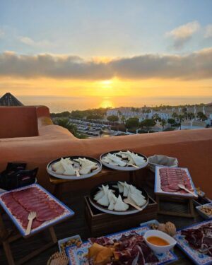 Kira Miró Instagram - En nuestro cuerpito siempre quedarán los días juntitas @martamiro77 👯‍♂️ y nuestro secreto de la planta 6 😜😊🥰 @royalhideawaysanctipetri 🙏💝 🥂🌅