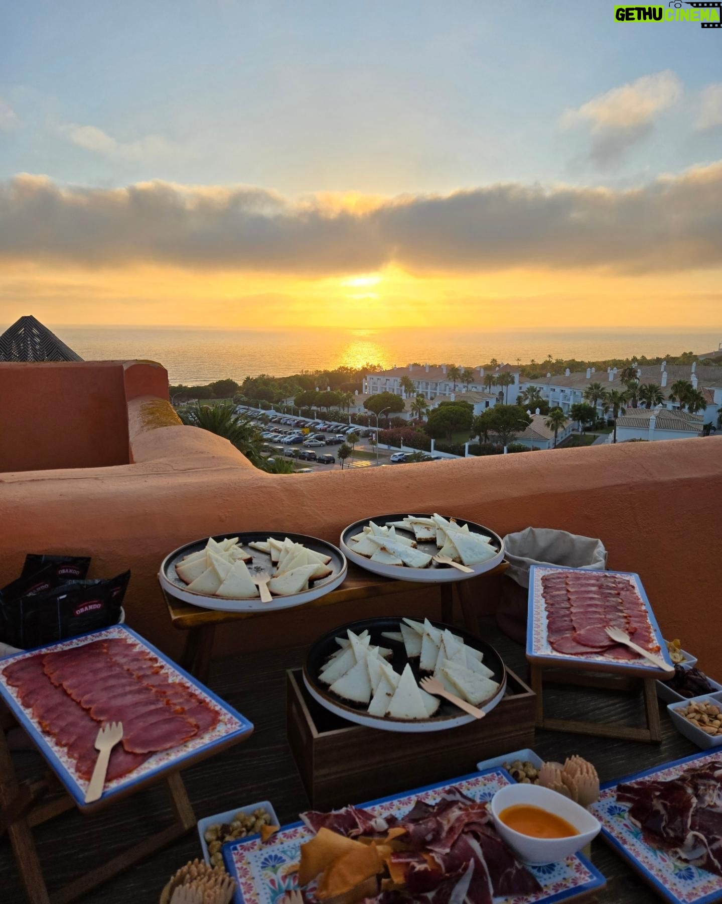 Kira Miró - 11.7K Likes - En nuestro cuerpito siempre quedarán los días juntitas @martamiro77 👯♂️ y nuestro secreto de la planta 6 😜😊🥰 @royalhideawaysanctipetri 🙏💝 🥂🌅