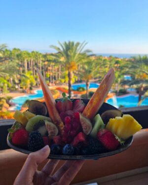 Kira Miró Instagram - En nuestro cuerpito siempre quedarán los días juntitas @martamiro77 👯‍♂️ y nuestro secreto de la planta 6 😜😊🥰 @royalhideawaysanctipetri 🙏💝 🥂🌅