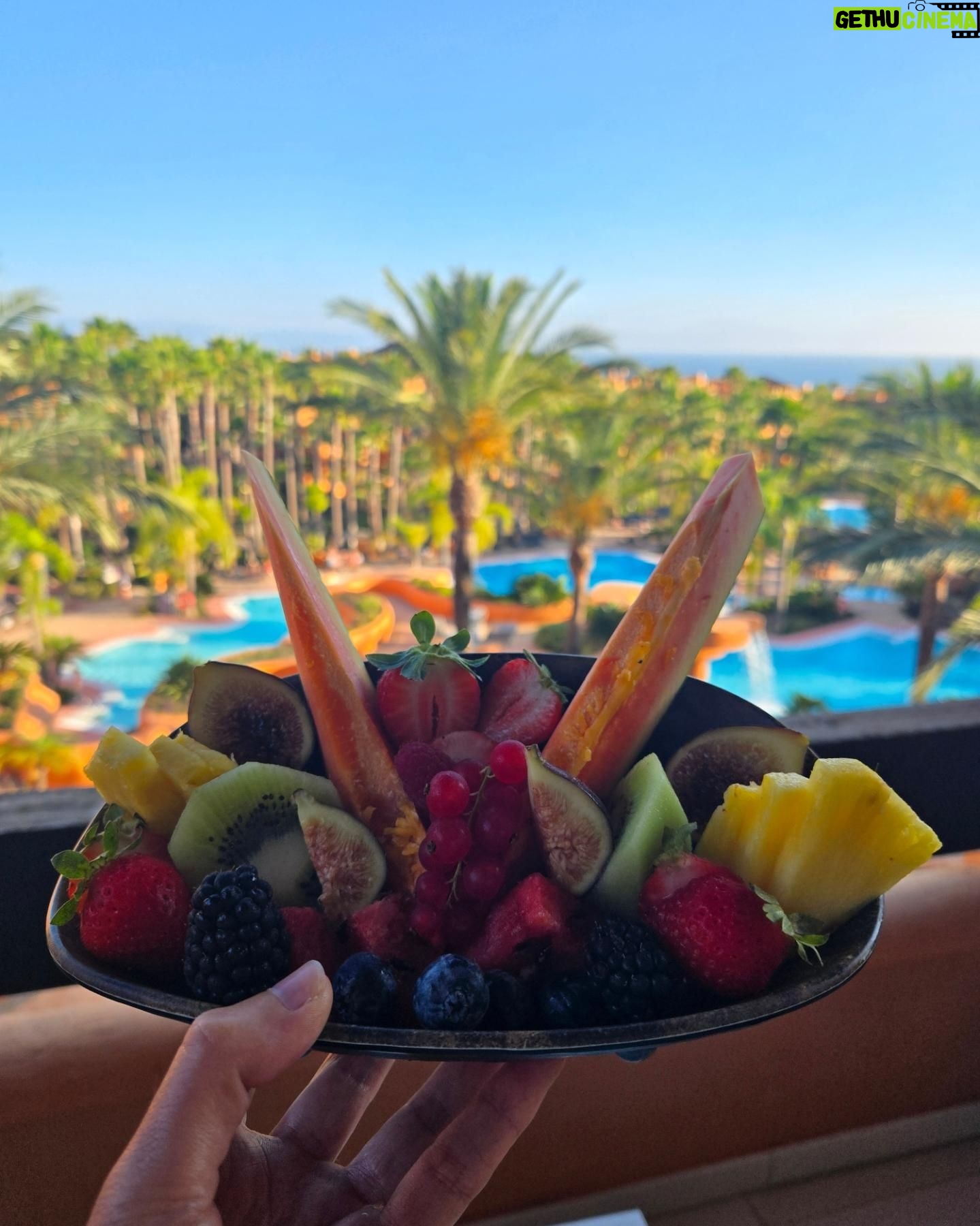 Kira Miró - 11.7K Likes - En nuestro cuerpito siempre quedarán los días juntitas @martamiro77 👯♂️ y nuestro secreto de la planta 6 😜😊🥰 @royalhideawaysanctipetri 🙏💝 🥂🌅