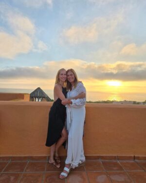 Kira Miró Instagram - En nuestro cuerpito siempre quedarán los días juntitas @martamiro77 👯‍♂️ y nuestro secreto de la planta 6 😜😊🥰 @royalhideawaysanctipetri 🙏💝 🥂🌅