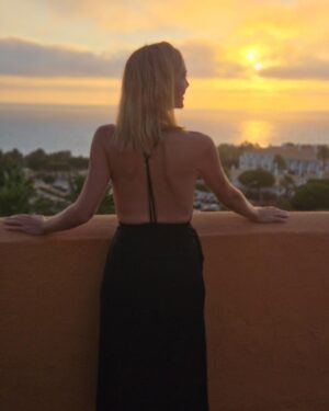 Kira Miró Instagram - En nuestro cuerpito siempre quedarán los días juntitas @martamiro77 👯‍♂️ y nuestro secreto de la planta 6 😜😊🥰 @royalhideawaysanctipetri 🙏💝 🥂🌅