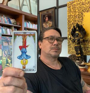 Kirk Schiller Instagram - ผู้ใดที่เปิดมาเจอไพ่เทพโอดิน หรือไพ่Hanged Man ใบนี้ ช่วงเวลาที่รอคอยและการพิสูจน์ตนเองของท่านใกล้จะสิ้นสุดลงแล้วต่อจากนั้นเจ้าชะตาจะมีพลังอย่างเหลือเชื่อ โดยพรจากซุส 👌