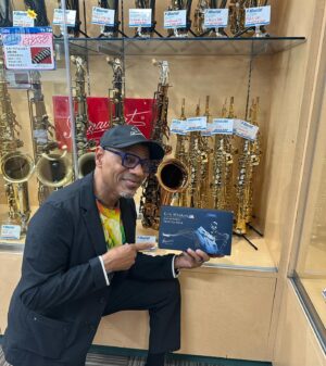 Kirk Whalum Instagram - @bluenotetokyo MO ICHI DOE! (One more time) Always such an amazing experience 🙏🏾 #thekirkwhalumband @stixfinnie @bruthab76 @john.stoddart @andrealisa.comm