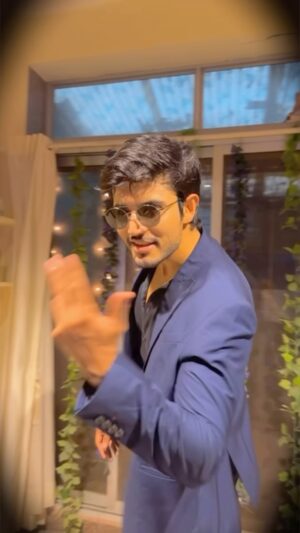 Kishori Shahane Instagram - Here’s my take on tauba tauba 🕺🏻 
.
.
.
.
.
#taubatauba #badnewz #vickykaushal #karanaujla #punjabisong #hookstep #bollywooddance #dancechallenge #dancechoreography #bollywood #actor #model #dj #bobbyvij #reelitfeelit #reelkarofeelkaro #dancereels 
#explore #viral #reels #newsong 
Dance hookstep Bollywood Punjabi song