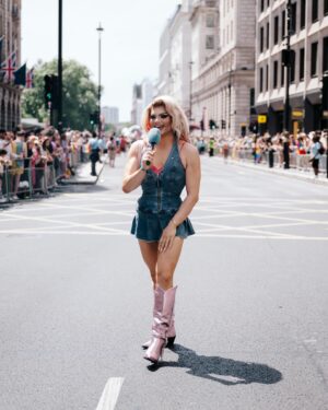 Kitty Scott-Claus Instagram - Channeling my best Bridget Jones reporting for Sit up Britain- jokes, had the best time reporting for @gaystarnews for @prideinlondon. Thank you so much @conorclark- we had a ball talking to the most fab people!

📸 by @jade.fi1m for @gaystarnews