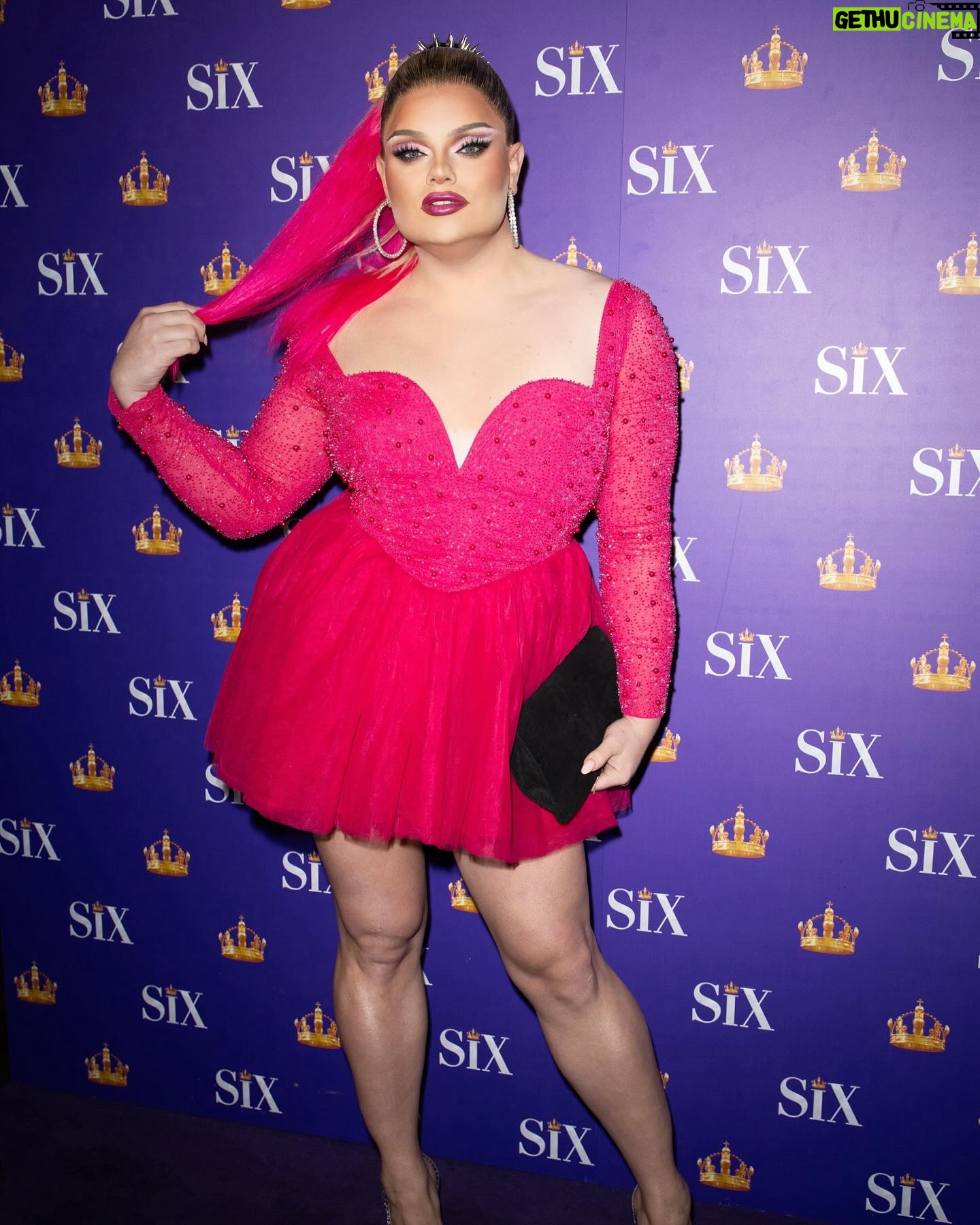 Kitty Scott-Claus - 6K Likes - I think we can all agree, I’m the ten amongst these three’s 💖👑
Had the best time celebrating six years of @sixthemusical with the most fabulous company. Now if they were ever do a drag version of six.. I already have the hair sorted.. so call me @thetobymarlow @mucyloss 😂
📸 by @craig.sugden.photography
Hair by @feeltheflesh and @walklettwigs