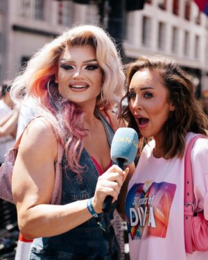 Kitty Scott-Claus Instagram - Channeling my best Bridget Jones reporting for Sit up Britain- jokes, had the best time reporting for @gaystarnews for @prideinlondon. Thank you so much @conorclark- we had a ball talking to the most fab people!

📸 by @jade.fi1m for @gaystarnews