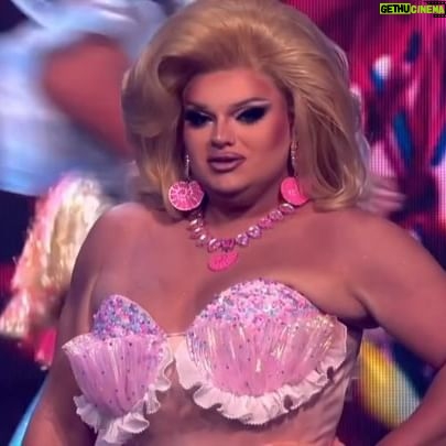 Kitty Scott-Claus - 7.8K Likes - What a way to bring in the new year!? Honestly pinching myself still! At Wembley can you cope?! Ahhh 💖💖✨✨
Choreographed by mega babe @markjenningsuk