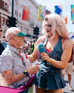 Kitty Scott-Claus Instagram - Channeling my best Bridget Jones reporting for Sit up Britain- jokes, had the best time reporting for @gaystarnews for @prideinlondon. Thank you so much @conorclark- we had a ball talking to the most fab people!

📸 by @jade.fi1m for @gaystarnews