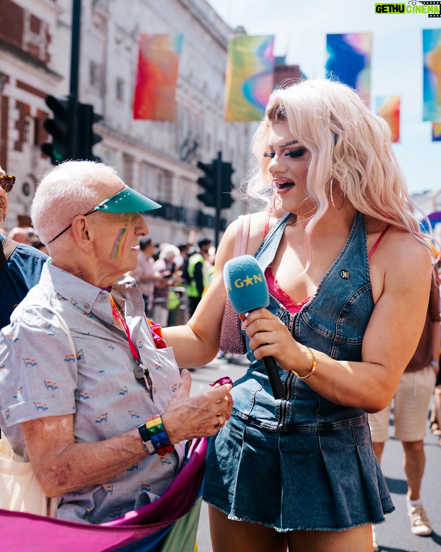 Kitty Scott-Claus - 5.2K Likes - Channeling my best Bridget Jones reporting for Sit up Britain- jokes, had the best time reporting for @gaystarnews for @prideinlondon. Thank you so much @conorclark- we had a ball talking to the most fab people!
📸 by @jade.fi1m for @gaystarnews