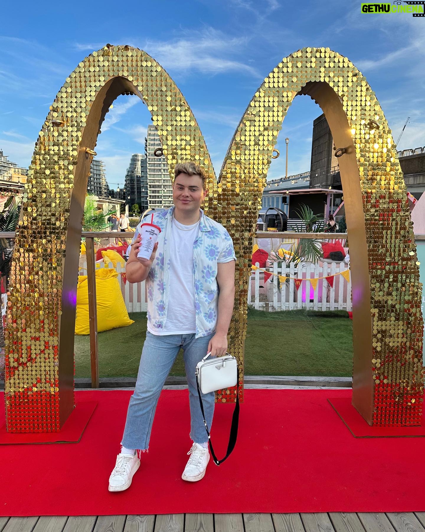Kitty Scott-Claus - 4K Likes - ✨ Golden hour, Clueless and McNuggets. Name a better trio. Thank you for having me @mcdonaldsuk #fancyamcdonalds 🍟