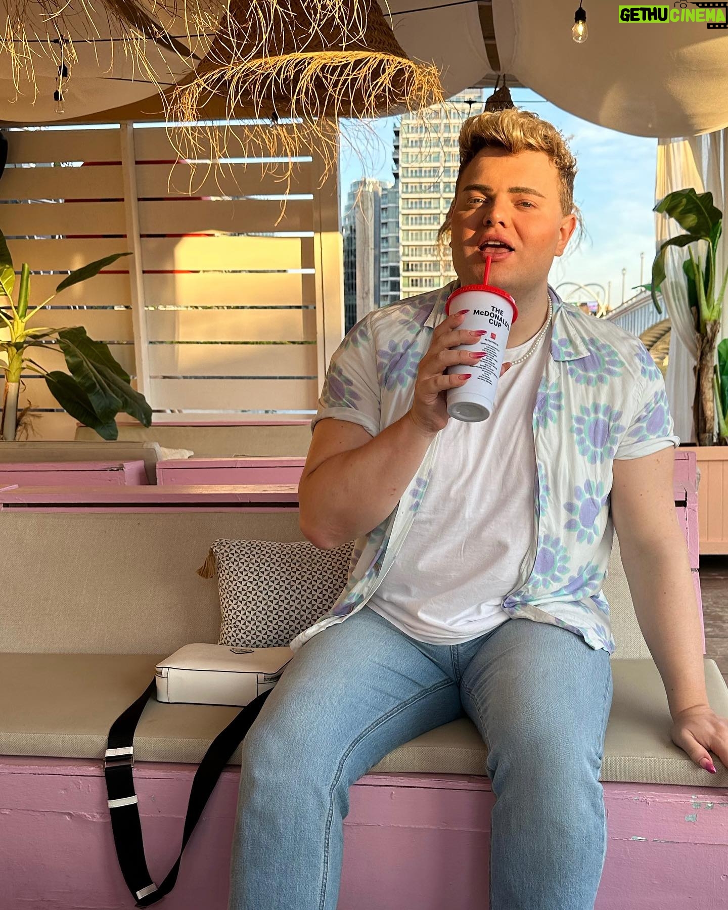 Kitty Scott-Claus - 4K Likes - ✨ Golden hour, Clueless and McNuggets. Name a better trio. Thank you for having me @mcdonaldsuk #fancyamcdonalds 🍟