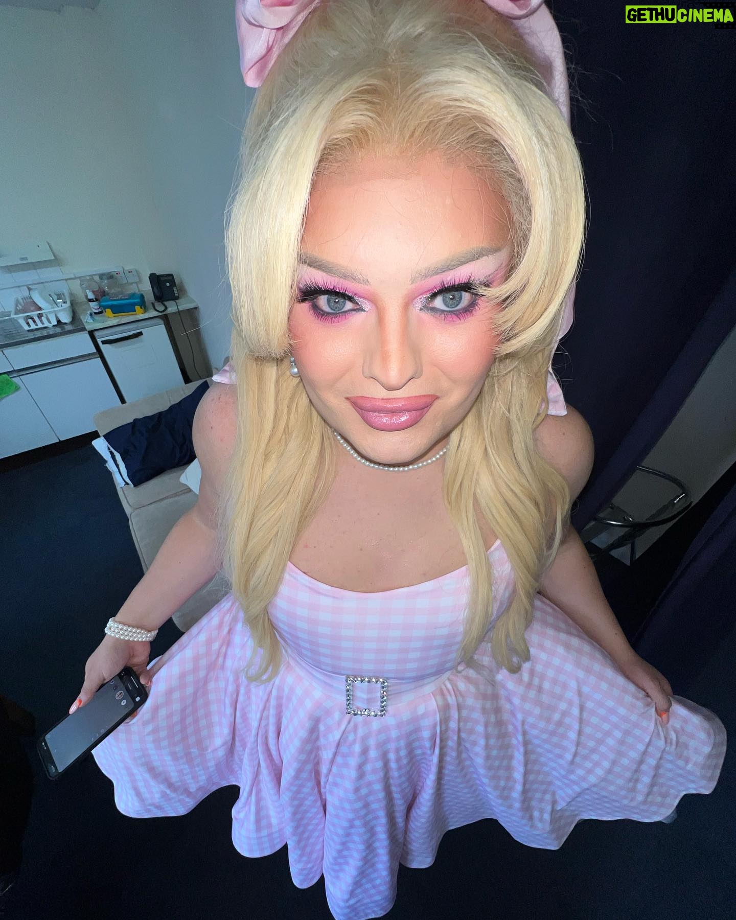 Kitty Scott-Claus - 6.8K Likes - 💖 Hi Barbie! 💖
Barbie x @notaphaseorg 💖🏳️⚧️🙌🏼
Outfit by @the_drag_room 💗