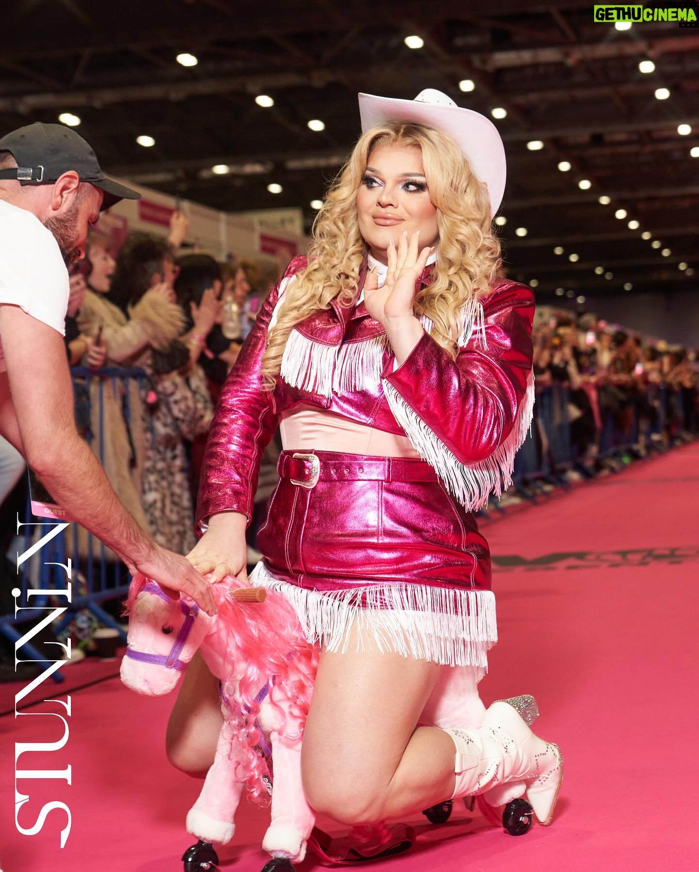 Kitty Scott-Claus - 2.8K Likes - I wanna do the Pink Carpet again and again (if my little horse can handle it). How amazing was @rupaulsdragcon?! I had so much fun meeting you all!
Outfit by @joshuahansler
Pictures by @stunnin.mag