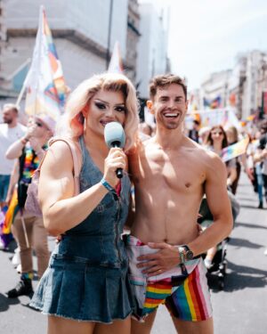 Kitty Scott-Claus Instagram - Channeling my best Bridget Jones reporting for Sit up Britain- jokes, had the best time reporting for @gaystarnews for @prideinlondon. Thank you so much @conorclark- we had a ball talking to the most fab people!

📸 by @jade.fi1m for @gaystarnews