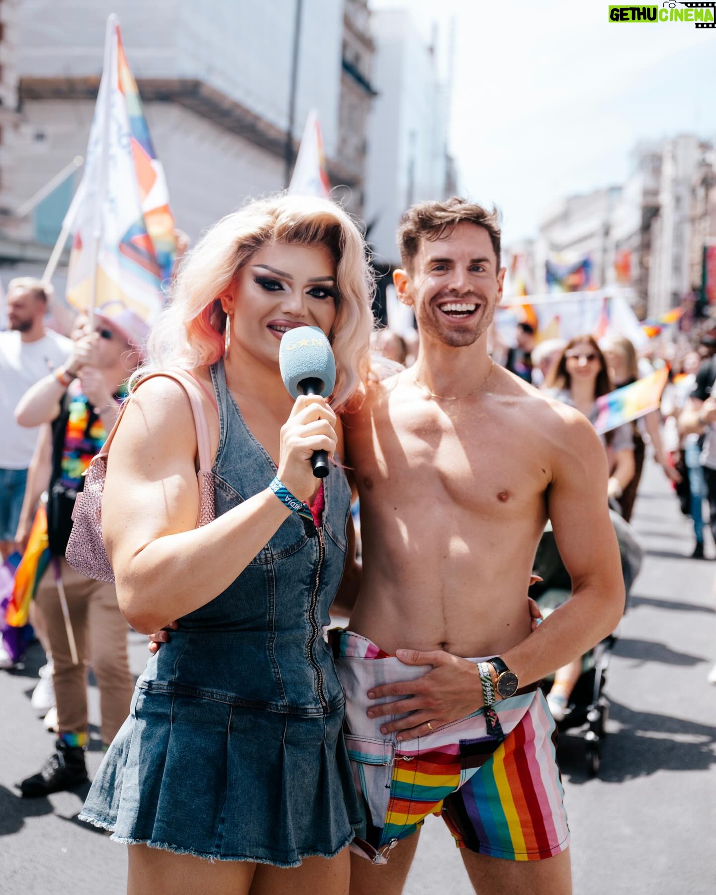 Kitty Scott-Claus - 5.2K Likes - Channeling my best Bridget Jones reporting for Sit up Britain- jokes, had the best time reporting for @gaystarnews for @prideinlondon. Thank you so much @conorclark- we had a ball talking to the most fab people!
📸 by @jade.fi1m for @gaystarnews