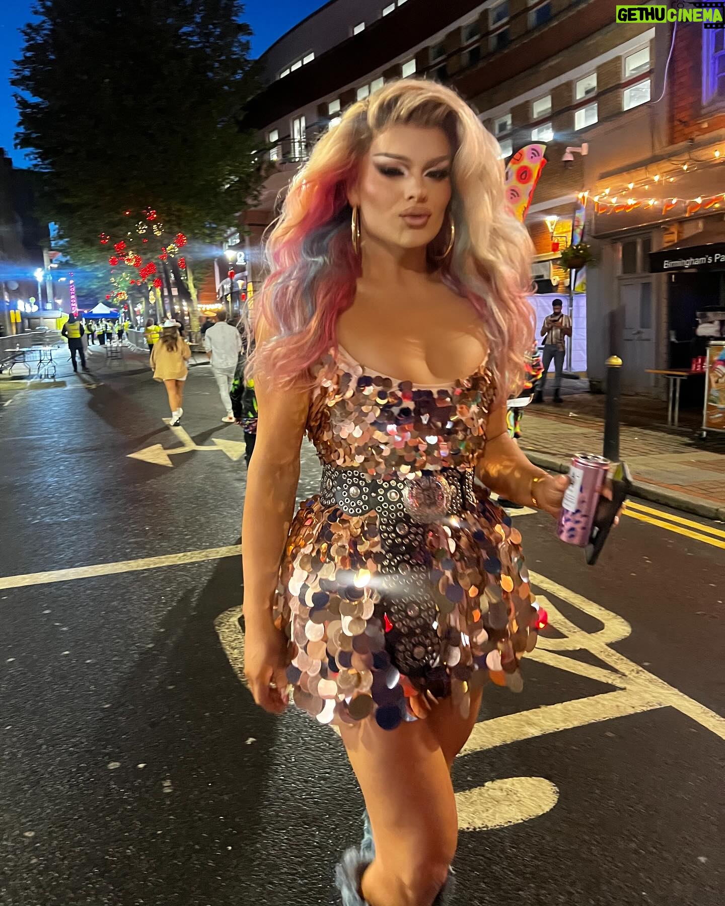 Kitty Scott-Claus - 9.1K Likes - Birmingham Pride ✅
Thank you so much for having me @thenightingaleclub @blanche_dragqueen! Had the best night celebrating @birminghampridefestival last night! 💖🏳️🌈🏳️⚧️🙌🏼
Hair @stevenaustinhairartist