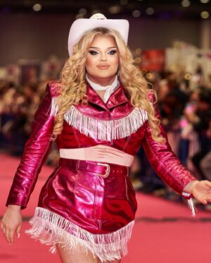 Kitty Scott-Claus Instagram - I wanna do the Pink Carpet again and again (if my little horse can handle it). How amazing was @rupaulsdragcon?! I had so much fun meeting you all! 

Outfit by @joshuahansler 
Pictures by @stunnin.mag