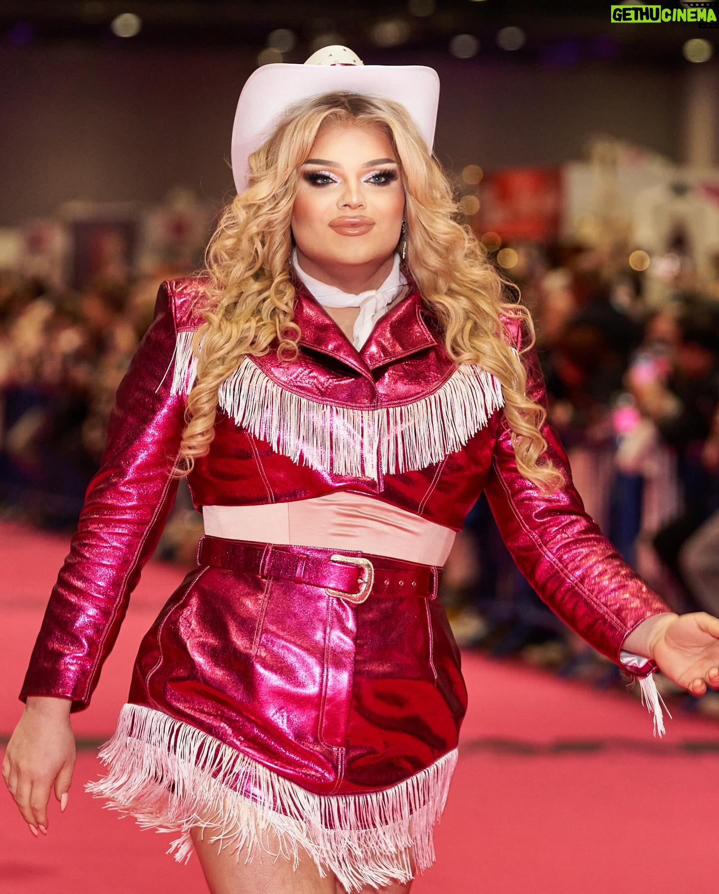 Kitty Scott-Claus - 2.8K Likes - I wanna do the Pink Carpet again and again (if my little horse can handle it). How amazing was @rupaulsdragcon?! I had so much fun meeting you all!
Outfit by @joshuahansler
Pictures by @stunnin.mag