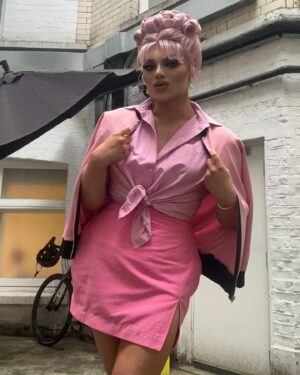Kitty Scott-Claus Instagram - On my way to drop out of beauty school.. still looking for Danny and Sandy. Playing Frenchy has been such a dream 💖💅🏻👏🏼 Can we do @coolriderlive all over again please! Thank you so much @thelondonpalladium @tuckshopuk and to the most INCREDIBLE audience! Can we go back BACK to school again soon! Xoxo 

Hair @howsyourheadwigs styled by @walklettwigs 
First photo taken by @courtneyebowman who begged for a photo credit like it’s 2019