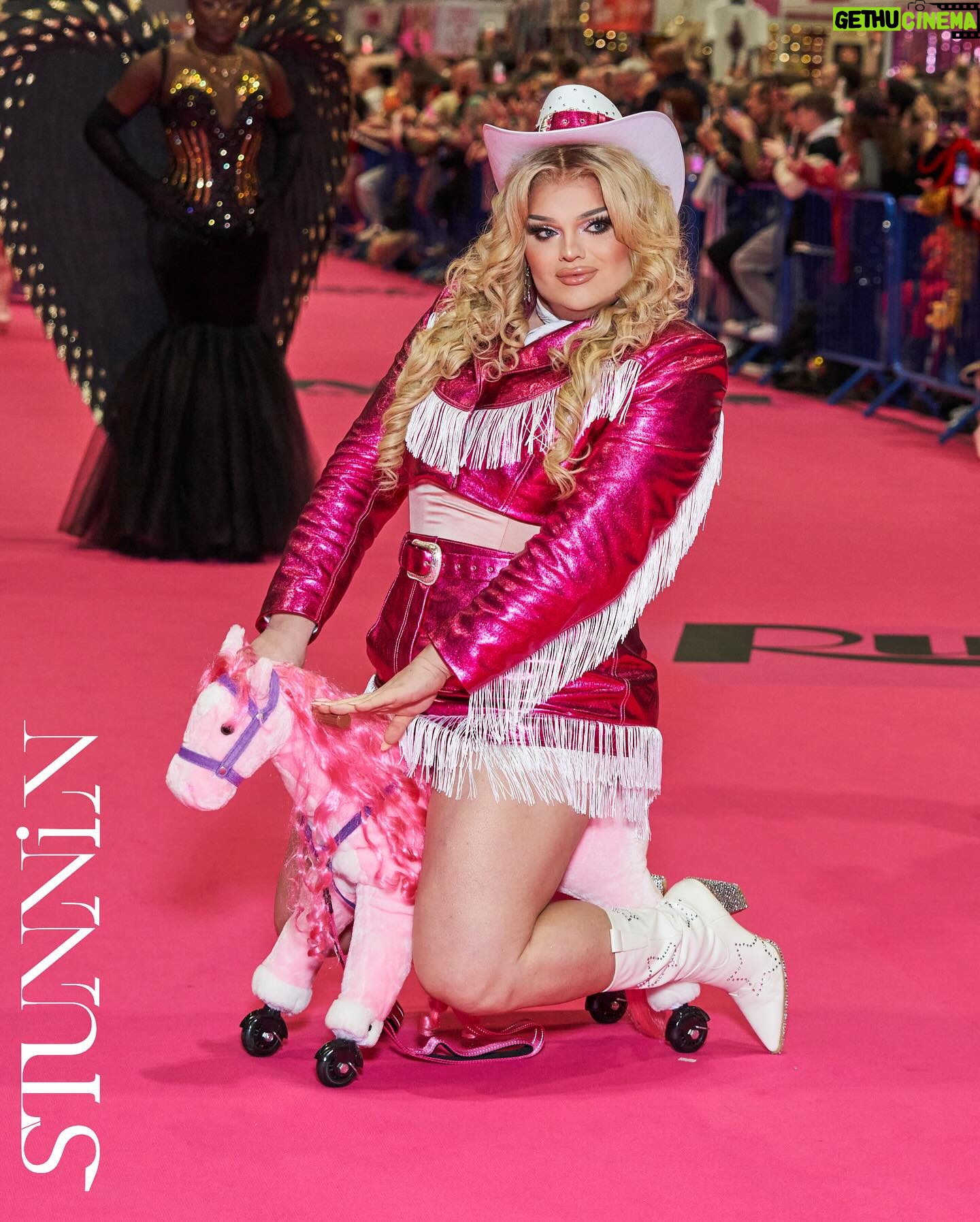 Kitty Scott-Claus - 2.8K Likes - I wanna do the Pink Carpet again and again (if my little horse can handle it). How amazing was @rupaulsdragcon?! I had so much fun meeting you all!
Outfit by @joshuahansler
Pictures by @stunnin.mag