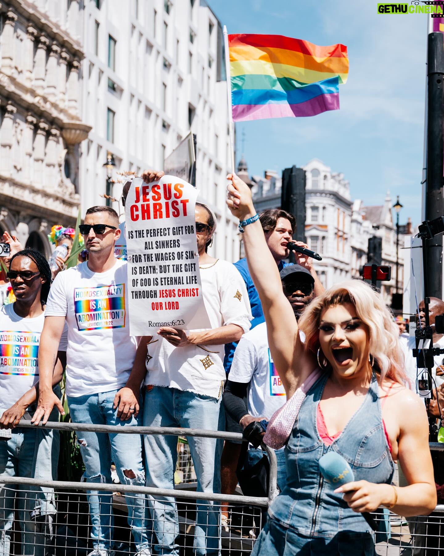 Kitty Scott-Claus - 5.2K Likes - Channeling my best Bridget Jones reporting for Sit up Britain- jokes, had the best time reporting for @gaystarnews for @prideinlondon. Thank you so much @conorclark- we had a ball talking to the most fab people!
📸 by @jade.fi1m for @gaystarnews